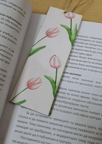 Книгоразделител с изящен дизайн на лалета – перфектен подарък за 8 март