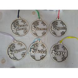 Кутия с коледни топки с пожелания